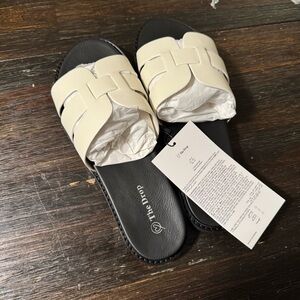 The Drop Two-Tone Designer Flat Sandals